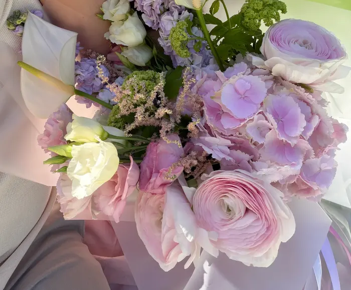 Strauß in Lila und Weiß mit Ranunkeln, Hortensie, Levkojen und Calla