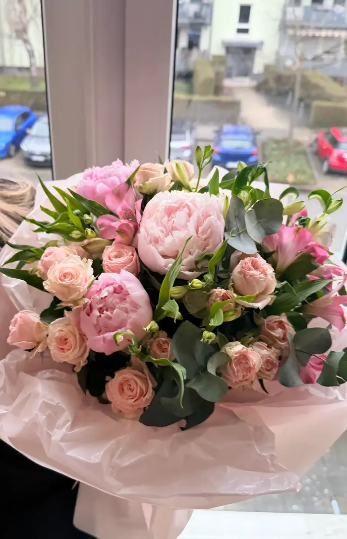 Großer Strauß mit Pfingstrosen, Sprayrosen und Eukalyptus in Seidenpapier