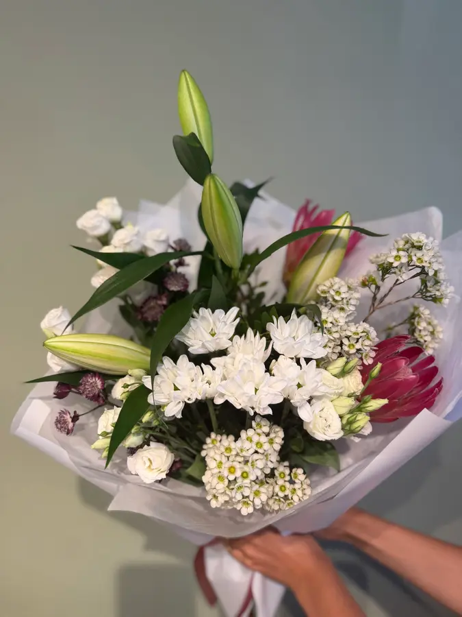 Weißer Strauß mit Lilien, Chrysanthemen und Protea