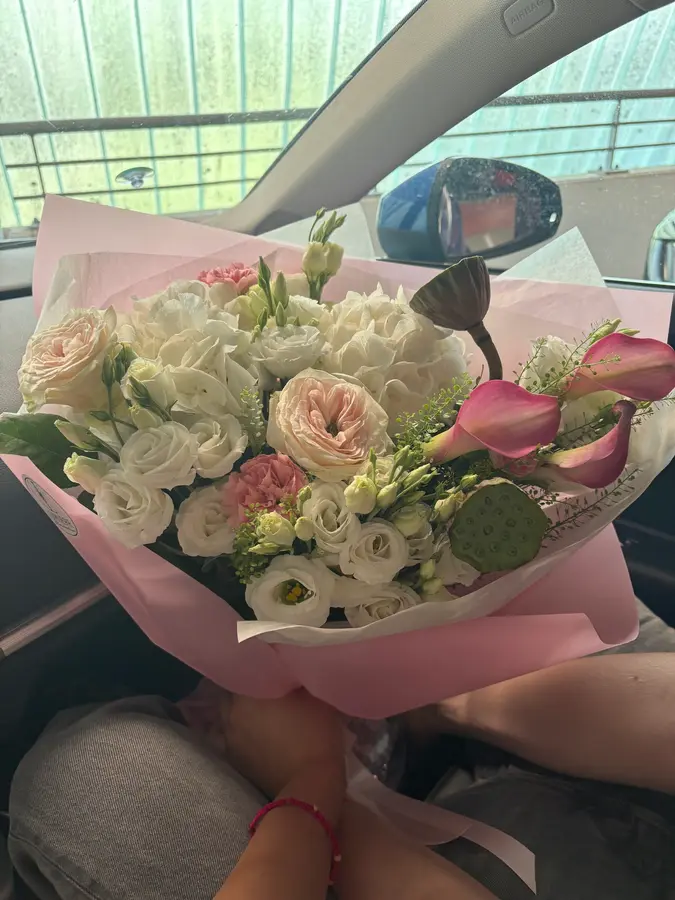 Strauß mit Hortensie, Rosen, Calla und Lotus-Kapseln in rosa Papier