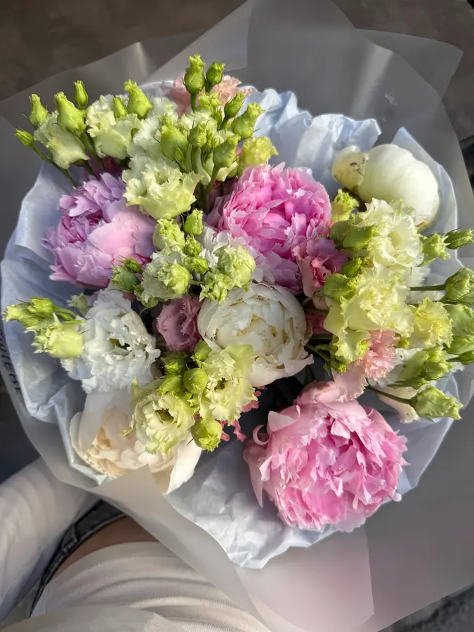 Strauß aus rosa Pfingstrosen, Eustoma und weißen Pfingstrosen, von oben fotografiert