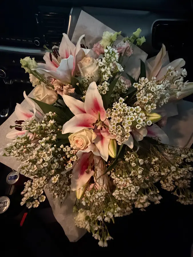 Rosa Lilien, Rosen und Wachsblumen, eingepackt in Papier