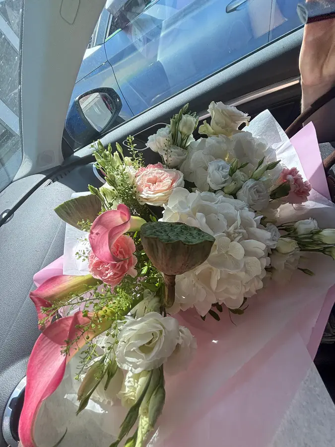 Weiße Hortensie mit rosa Calla und Rosen in rosa Seidenpapier